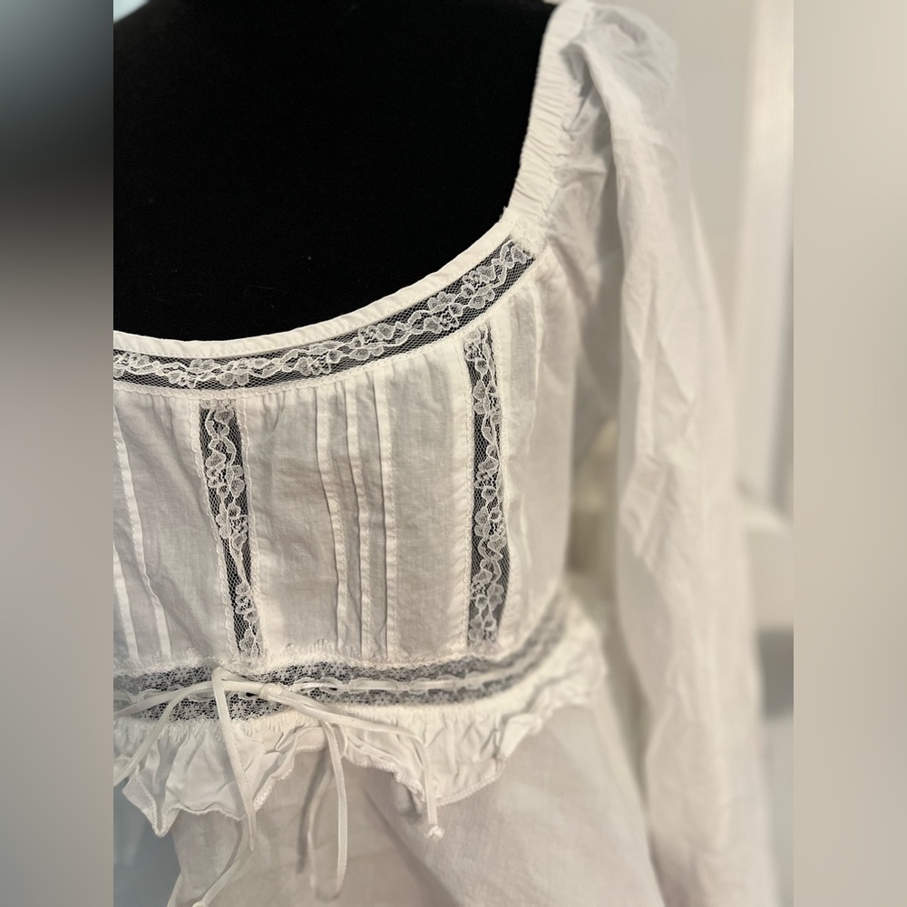 Altar'd State White Lace Long Sleeve Blouse Open Smocked Back EUC Size Large - Picture 3 of 9